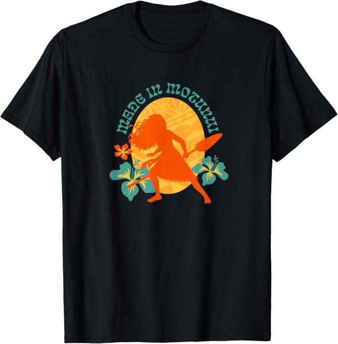 非常适合夏天！真人电影《莫阿娜》的官方 T 恤现已推出多种颜色！还有Heihei和Pua设计的商品！现已在亚马逊发售！