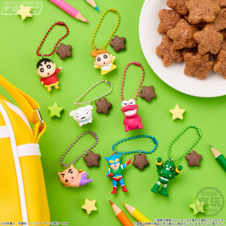 『クレヨンしんちゃん』よりマスコットチャーム付きの「チョコビ」がバンダイの食玩に登場！チョコビのミニチュアも付いたダブルチャーム仕様＆カラフルなボールチェーンがうれしい!!