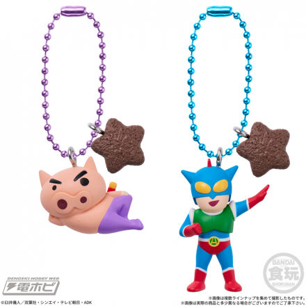『クレヨンしんちゃん』よりマスコットチャーム付きの「チョコビ」がバンダイの食玩に登場！チョコビのミニチュアも付いたダブルチャーム仕様＆カラフルなボールチェーンがうれしい!!