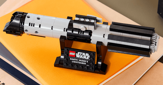 LEGO Star Wars 40897「達斯.維達的光劍」拼出黑武士招牌光劍握柄!
