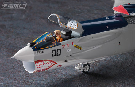 来自“88区”的“F-8E十字军”的1/72比例套件现已推出限量版，并配有“风间真”的亚克力支架！长谷川预定于2026年10月28日发售！