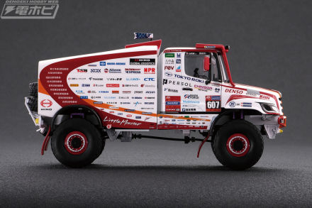 2025年ダカールラリーを総合13位で完走した「HINO 600シリーズ」607号車が1/43スケール完成品モデルとなって日野ヒューテックから登場！スポンサーマークや鯉のぼりも再現！