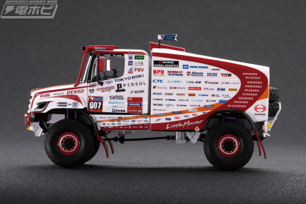 2025年ダカールラリーを総合13位で完走した「HINO 600シリーズ」607号車が1/43スケール完成品モデルとなって日野ヒューテックから登場！スポンサーマークや鯉のぼりも再現！