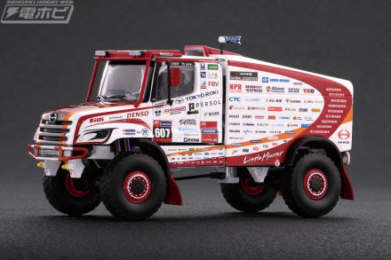 2025年ダカールラリーを総合13位で完走した「HINO 600シリーズ」607号車が1/43スケール完成品モデルとなって日野ヒューテックから登場！スポンサーマークや鯉のぼりも再現！