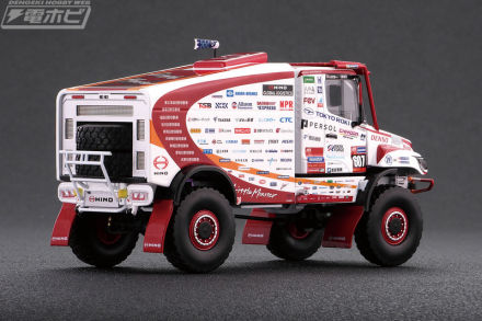 2025年ダカールラリーを総合13位で完走した「HINO 600シリーズ」607号車が1/43スケール完成品モデルとなって日野ヒューテックから登場！スポンサーマークや鯉のぼりも再現！
