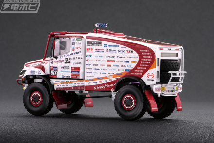 2025年ダカールラリーを総合13位で完走した「HINO 600シリーズ」607号車が1/43スケール完成品モデルとなって日野ヒューテックから登場！スポンサーマークや鯉のぼりも再現！